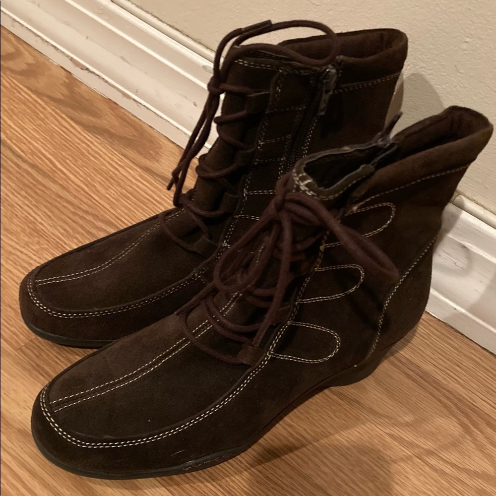NWOT Aerosoles brown booties